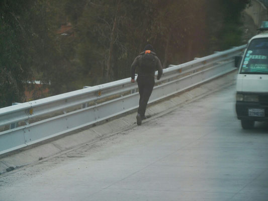 Dieser Jogger hier war definitiv schneller als wir, denn wir sind zur Stoßzeit unterwegs. Läuft der einfach die Autobahn nach oben...