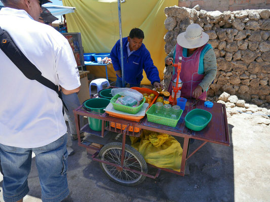Zwischenstop in einem kleinen Dorf. Hier ist immer Markt, denn alle Touristen, die Uyuni machen, werden hier her gekarrt. Leckerer Orangensaft!