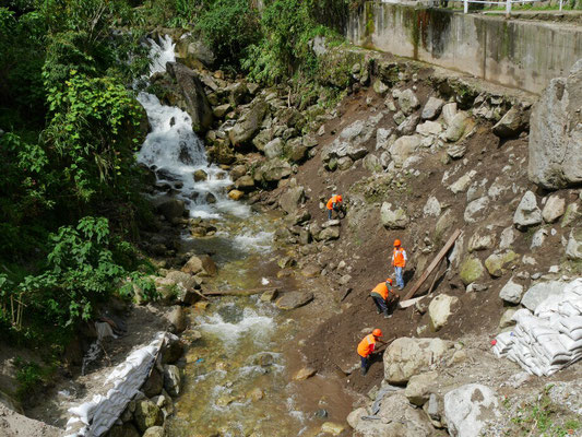 Das ist der kleine Fluß, der in den Urubamba fließt und die andere Achse des Dorfes bildet. An dessen Ende gibt es Thermen (Aguas Calientes eben).