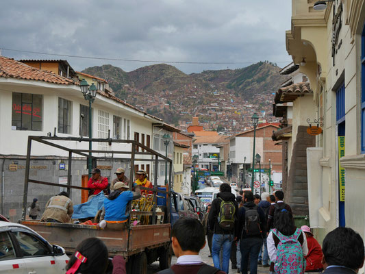 Hier ist viel los in den Bergen. Ein großer Mix aus Touristen (in dieser Gegend vorwiegend Peruaner), Arbeitern, Serviceleistern und Geschäftsleuten. Ein LKW voll mit Peones, die irgendwohin zu irgendeiner Arbeit gekarrt werden.