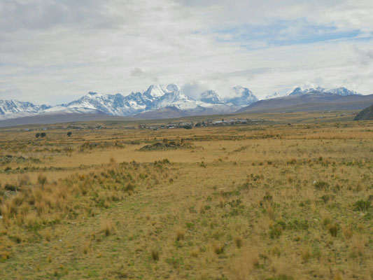 So sieht es dann aus, wenn man El Alto dann hinter sich gelassen hat. Cordillera Real im Hintergrund, und der Altiplano. Hier sind gut 4000 Meter.