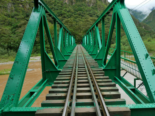 Eine recht auffällige Eisenbahnbrücke über den heiligen Fluß. 