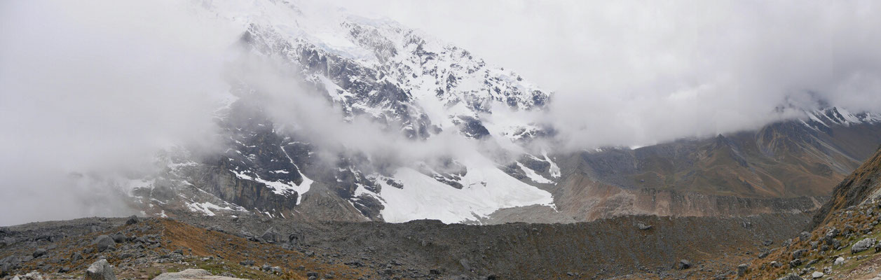 Der wunderbare Salkantay - leider nicht ganz zu sehen. Die Bilder von gestern,  in seiner ganzen Pracht, bleiben im Herzen. 