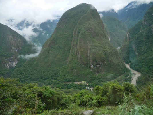 Blick hinunter, von links kamen wir gewandert, rechts im Hintergrund kann man die ersten Hotels von Aguas Calientes erkennen. 