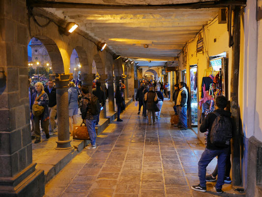 Die Kolonaden an der Plaza de Armas bei Nacht.