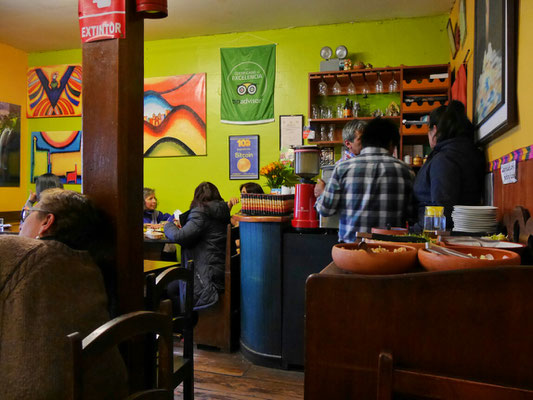 Heute war ich mal nicht in Granja Heidi essen, sondern in einem "Budget" Restaurant namens "El Encuentro", vom Reiseführer als typische Küche Cusqueña empfohlen. Und tatsächlich, einfaches Salatbuffet und dann einfache Gerichte aus Cusco. Eine Suppe aus dehydrierten Kartoffeln und einen zweiten Teller mit Hühnchen.