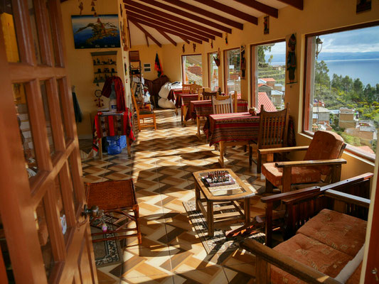 Währenddessen mache ich es mir alleine im Frühstückssaal / Restaurant gemütlich und nehme ein rurales Frühstück zu mir.