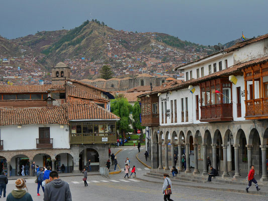 Noch ein Blick auf die Plaza de Armas mit den Hängen von Cusco im Hintergrund.
