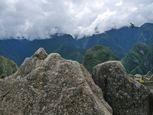 Hier wurde die Bergskyline abgebildet, jedoch kann man nur schwer erkennen ob sie stimmt, da die Wolken tief hängen.