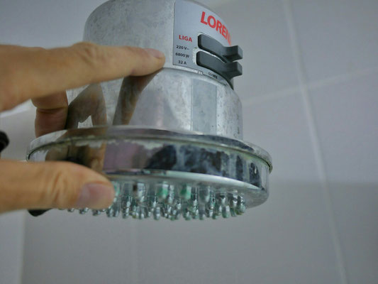 Glaubst du das, Hier kommt Wasser aus einem Duschkopf, der das Wasser mit 32 A aufheizt. Wenn Kurzschluss .... Unzer der Dusche bist du irgendwie hellwach!