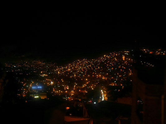Fahren von oben in La Paz rein, der Anblick immer wieder atemberaubend.