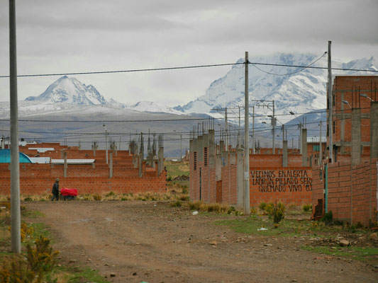 Haben nun El Alto fast verlassen. Halten zum Frühstücken an einer Tanke. Im Hintergrund die Cordillera Real und ich glaube rechts der Illimani, La Paz Hausberg.