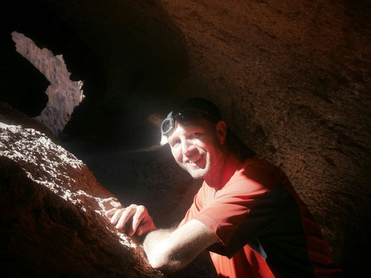 In der Höhle. Viele Salzkristalle zu sehen.