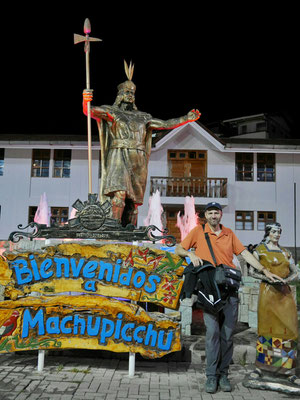 Die Suche hat mich viel Zeit gekostet, kann nicht mal duschen, eile zurück zum Treffpunkt  (der Inka auf dem Hauptplatz natürlich, wir sind in Peru).