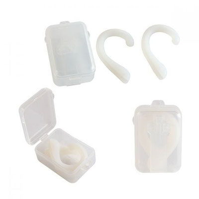 Código SLD 055 GOMAS PARA CUBREBOCAS BOMBAY Estuche con un par de gomas para cubrebocas. Insertar cada una de las gomas en los resortes del cubrebocas para protección de la oreja. Material Plástico. Medida 4.5 x 3.1 cm