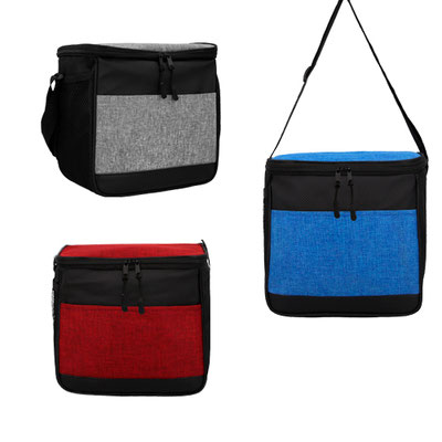 Código LON 029 VERSA Lonchera con interior impermeable, correa ajustable, dos bolsas de malla laterales, compartimento externo al frente de curpiel Material: Poliéster / Curpiel.  Medidas del producto Alto: 24.0 cm. Ancho: 24.0 cm. Fuelle: 16.0 cm.
