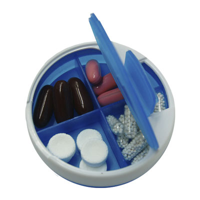 Código CP 051P OSLER. Pastillero de plástico con 4 compartimentos, 2 broches, tapa traslúcida y parte superior giratoria. Material: Plástico. Medida: 6.7 cm 