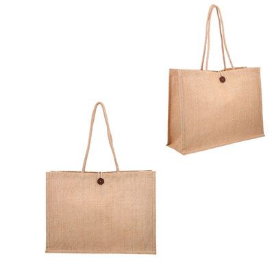 Código BL 094 XELHA Bolsa de yute con interior laminado. Cuenta con un par de asas y un botón para cierre. Material: Yute Medidas  Alto: 34.0 cm. Ancho: 46.0 cm. Fuelle: 18.0 cm.