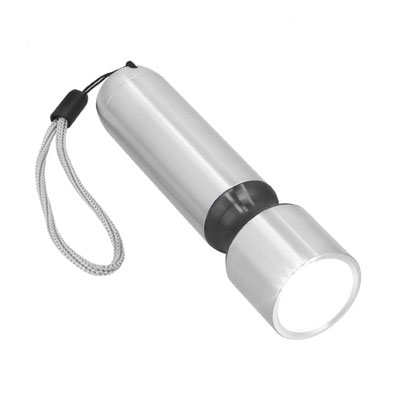 Código HR 033 LUMEN Lámpara LED de metal con botón de presión en la parte inferior, con detalle de color en el cuello y correa de poliéster. Utiliza 3 baterías AAA ( no incluidas). Material: Metal.  Medidas del producto Alto: 11.7 cm. Ancho: 3.0 cm. 