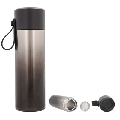 Código T 124 AMARETO Termo difuminado con doble pared de acero inoxidable, colador metálico y tapa enroscable de plástico con correa de silicón. Material: Acero Inoxidable Capacidad: 360 ml. Medidas del producto Alto: 21.0 cm. Ancho: 6.5 cm. 