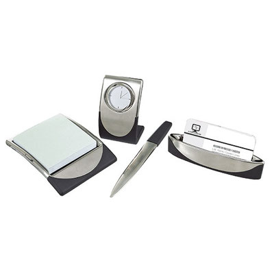 Código  60800  SET DE ESCRITORIO.  Incluye reloj, porta notas (100 hojas), abrecartas, tarjetero y caja de regalo. Material: Hule / Metal.  Tamaño: N/A.