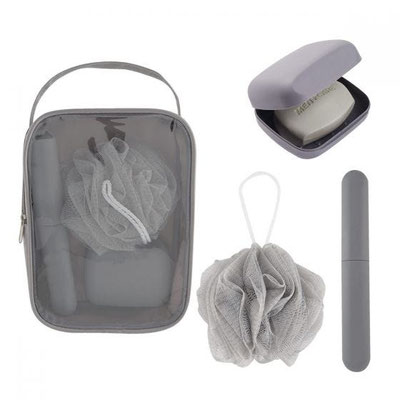 Código KIT 230 KIT DE BAÑO CEIBA Incluye 3 accesorios de baño: esponja, estuche para jabón y cepillo de dientes. Material Plástico/ Poliéster. Medida 17 x 23.3 cm