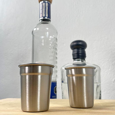 Código T 155 SHOT Vaso tequilero de acero inoxidable. Material: Acero Inoxidable Capacidad: 70 ml. Medidas del producto Alto: 6.0 cm. Ancho: 5.0 cm.