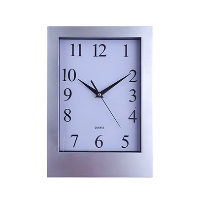 Código O 017 VINTAGE Reloj de pared rectangular. Utiliza una batería AA (no incluida). Material: Plástico. Medidas del producto Alto: 32.5 cm. Ancho: 22.7 cm.