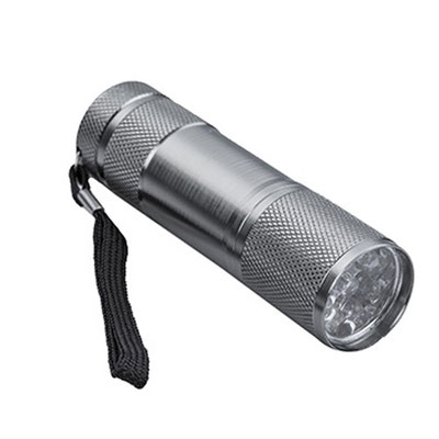 Código HR 09 NUKOS Lámpara metálica con 9 LEDS de luz blanca, con botón de encendido y apagado. Incluye correa de mano. Utiliza 3 baterías AAA ( no incluidas). Material: Aluminio. Medidas: 9.2 x 2.5 cm.
