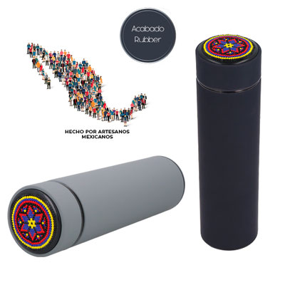 Código T 76 HUICHOL Termo de acero inoxidable con doble pared insulado al vacío, incluye un filtro infusor y acabado rubber. EDICIÓN HUICHOL. Material: Acero inoxidable Capacidad: 500 ml.  Medidas del producto Alto: 22.5 cm. Ancho: 6.5 cm. 