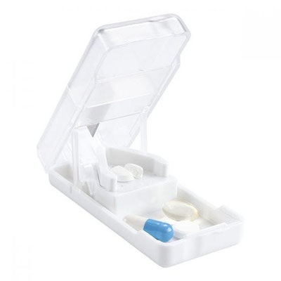 Código PT 2100 - PASTILLERO CON CORTA PASTILLAS CRYSTAL- Con corta pastillas.   Material: Plástico Tamaño:  8.5 x 4 cm.