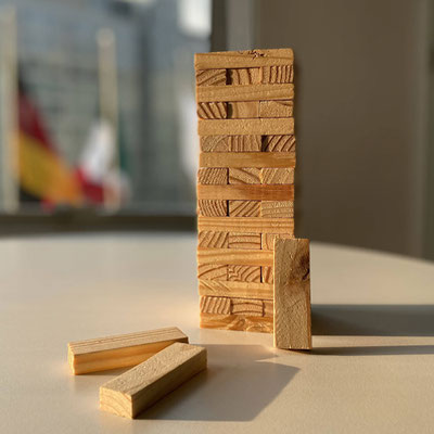 Código TL 003 FUNIX Torre de jenga con 54 bloques de madera. Material: Madera. Medidas del producto Alto: 22.0 cm. Ancho: 7.2 cm.