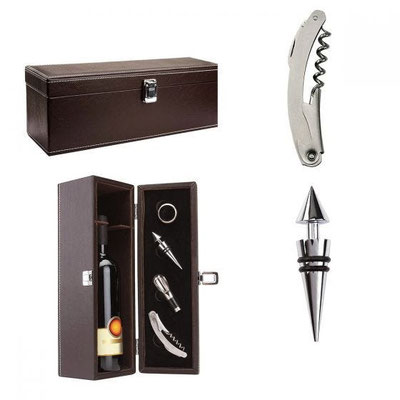 Código 98641 - SET PARA VINOS PAMPLONA- Incluye sacacorchos con navaja, stopper, boquilla y arillo. No incluye botella.  Material: Curpiel / Metal / Terciopelo.  Tamaño: 37.5 x 12.7 cm.