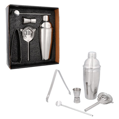 Código HO 060 MOJITO Set para preparación de bebidas. Incluye: shaker, pinzas, medidor, popote con cucharilla incluida y colador/mezclador. Material: Acero Inox/cartón Capacidad: 550 ml. Medidas del producto Alto: 29.0 cm. Ancho: 25.0 cm. Fuelle: 9.0 cm.