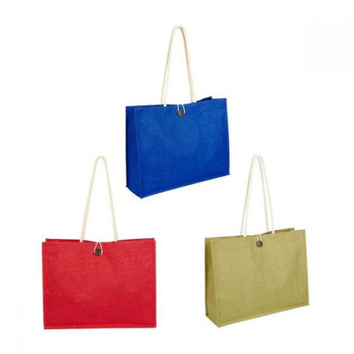 CÓDIGO SIN 198 Bolsa con fuelle y asas redondeadas. Interior plastificado. Botón de madera al frente para cerrar. Material Yute.  Medida 45.5 x 34 x 14 cm
