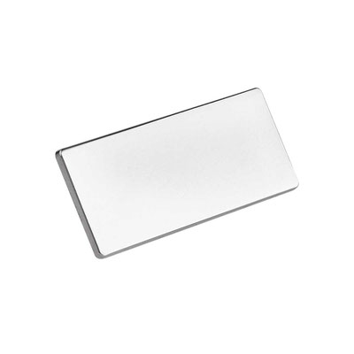 Código ACC 001 PLACA METÁLICA CON GRABADO Placa metálica para grabado.Incluye 2 pines de presión.Grosor máximo de encaje 5 mm. El precio incluye el grabado de un logo y una posición. No aplica grabado personalizado. Material Metal Medida 4.35x1.9x0.2