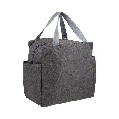 Código LON 017 FARAH Lonchera térmica con interior metálico, dos bolsas laterales y asa para transportar. Material: Poliéster.  Medidas del producto Alto: 25.0 cm. Ancho: 25.5 cm. Fuelle: 14.5 cm. 