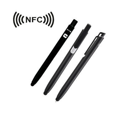 Código NP 21003 NFC Bolígrafo con etiqueta NFC integrada que puede contener un enlace y es compatible con todos los teléfonos inteligentes NFC. Incluye goma touch screen. Material: Plástico. Medidas: 14.2 x 1.1 cm.