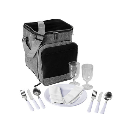Código SIN 995 Código SIN 995 Hielera con compartimento para set de picnic con servicio para dos personas. Interior plastificado. Bolsa principal y bolsa frontal con cierre y correa ajustable.  Material Poliéster Medida 26 x 32 x 27 cm 