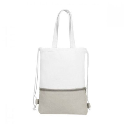 CÓDIGO SIN 405 BOLSA MOCHILA FUSETA Bolsa-mochila con tirantes de cordón y cerrado de jareta. Cuenta con una bolsa frontal con cierre y asas. Material Poliéster. Medida 33 x 42 cm