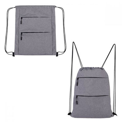 CÓDIGO SIN 213 Bolsa-mochila con tirantes de cordón y cerrado de jareta. Cuenta con 2 bolsas frontales con cierre. Material Poliéster.  Medida 34.5 x 43 cm