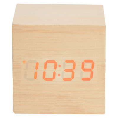 Código MK 120  RELOJ TIME CUBE (Reloj de madera con LED. Funciones: hora, alarma (se pueden programar 3 alarmas), calendario y temperatura. Baterias (3 pilas AAA) no incluidas. Incluye caja individual.)   Material: Madera.  Tamaño: 6.2 x 6.2 cm.