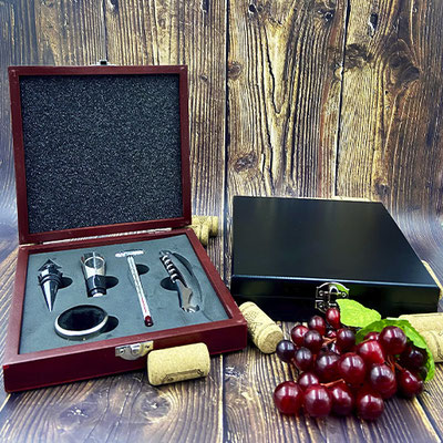 Código O 020 PHARREL Set de vino con sacacorcho, boquilla, corcho metálico, corta gotas y termómetro. Material: Madera/Metal.  Medidas del producto Alto: 18.5 cm. Ancho: 18.0 cm.