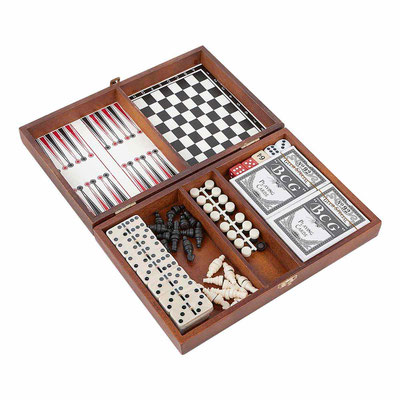   Código  JM 017  SET DE JUEGO NAMIBIA (Incluye estuche de madera con juego de ajedrez, backgammon, 2 barajas plastificadas y dominó de 28 piezas.) Material:   Madera / Plástico.   Medidas:  25 x 16.2 cm
