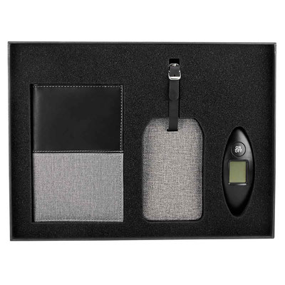 Código 6200 SET DE VIAJE DAEGU (Incluye portapasaporte, identificador de maleta y báscula con display digital con capacidad máxima de 40 Kg . caja de regalo. )   Material:  Plástico Báscula / Curpiel Porta pasaporte.  Tamaño: 63.5 x 49 x 32.5 cm.