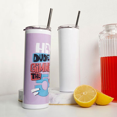 Código SB 11 DALI Termo sublimable con doble pared de acero inoxidable, acabado glitter, tapa de plástico a presión con boquilla deslizable y popote metálico. Material: Acero Inoxidable Capacidad: 630 ml. Medidas del producto Alto: 21.5 cm. Ancho: 6.8 cm.