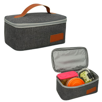 Código LON 027 PEANUT Lonchera rectangular con interior reforzado en plástico y asa superior en curpiel. Material: Poliéster / Curpiel.  Medidas del producto Alto: 11.5 cm. Ancho: 27.5 cm. Fuelle: 16.0 cm. 