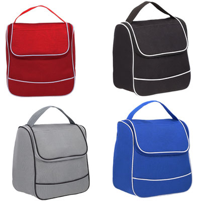 Código LON 012 SNACK Lonchera de poliéster con interior impermeable plastificado, cierre, asa y un compartimento externo al frente. Material: Poliéster. Medidas del producto Alto: 24.0 cm. Ancho: 23.0 cm. Fuelle: 15.0 cm. 