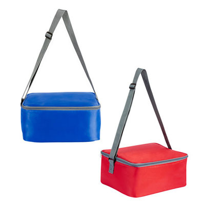 Código   KTC 023   Lonchera. Set de hielera y lonchera de plástico con tenedor y cuchillo.  Material: Poliéster / Plástico - Tamaño:  24 x 17 cm lonchera plástico,  25 x 23 x 11 cm lonchera poliéster. 