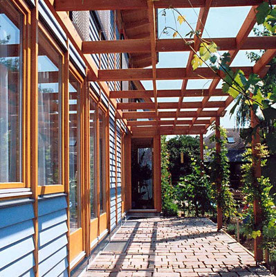 Niedrigenergiehaus Holz Sonnenfassade